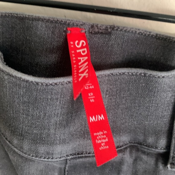 Spanx Gray Distressed Denim  Jeans Skinny Pants 20213R Frayed Hem Size Medium - Picture 6 of 8